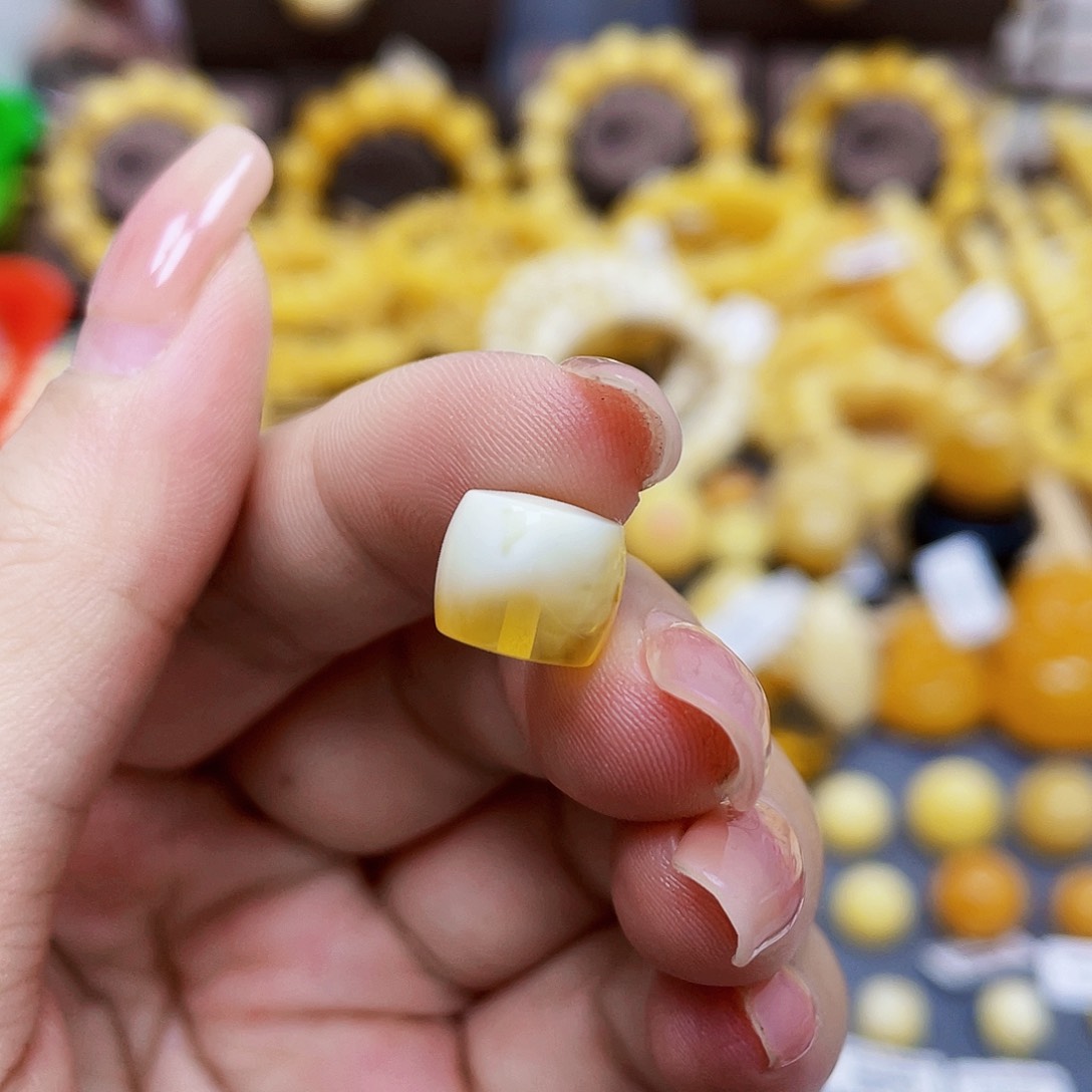 未镶嵌琥珀裸石直切尺寸10*8.8mm瑕疵.福利款