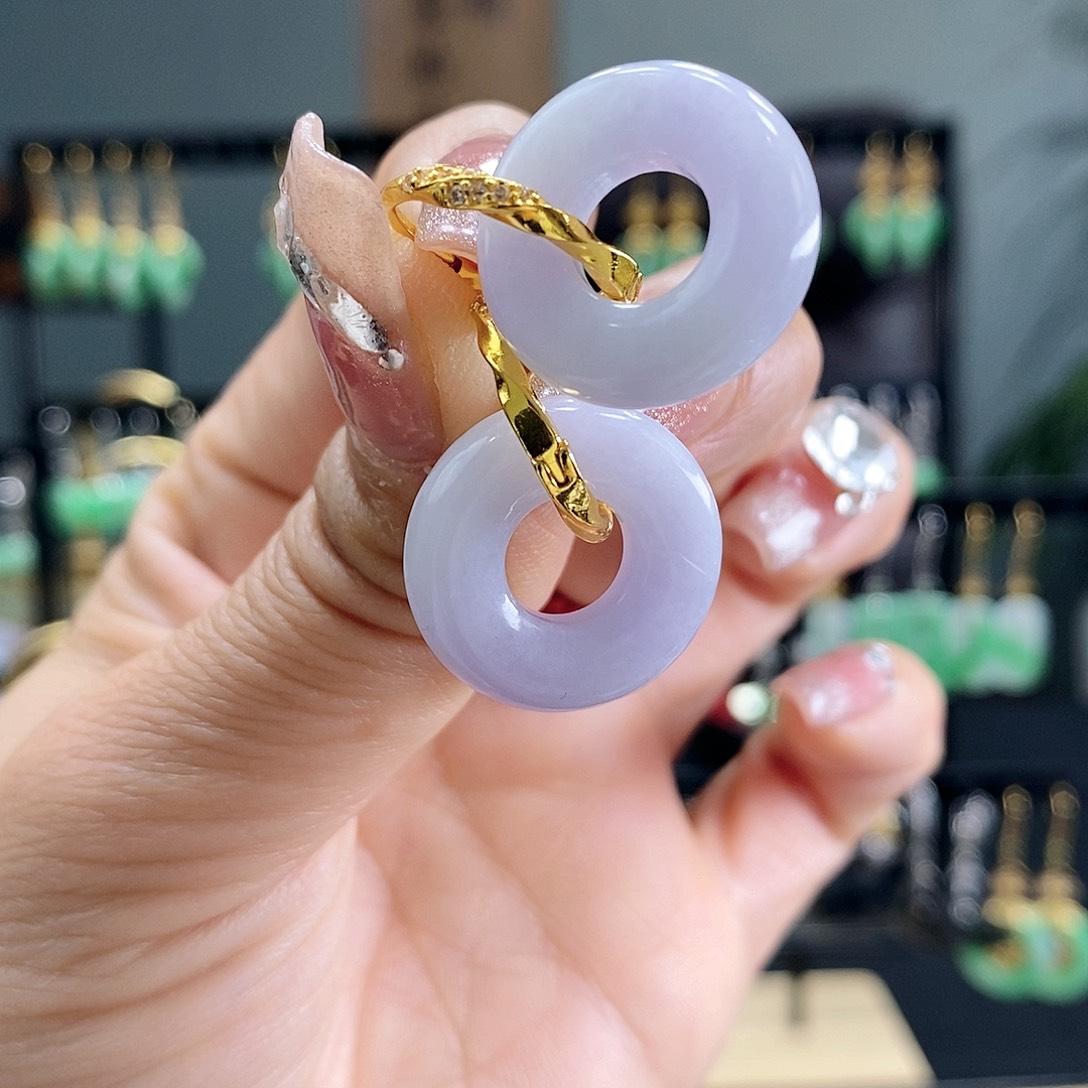 翡翠耳饰未镶嵌翡翠