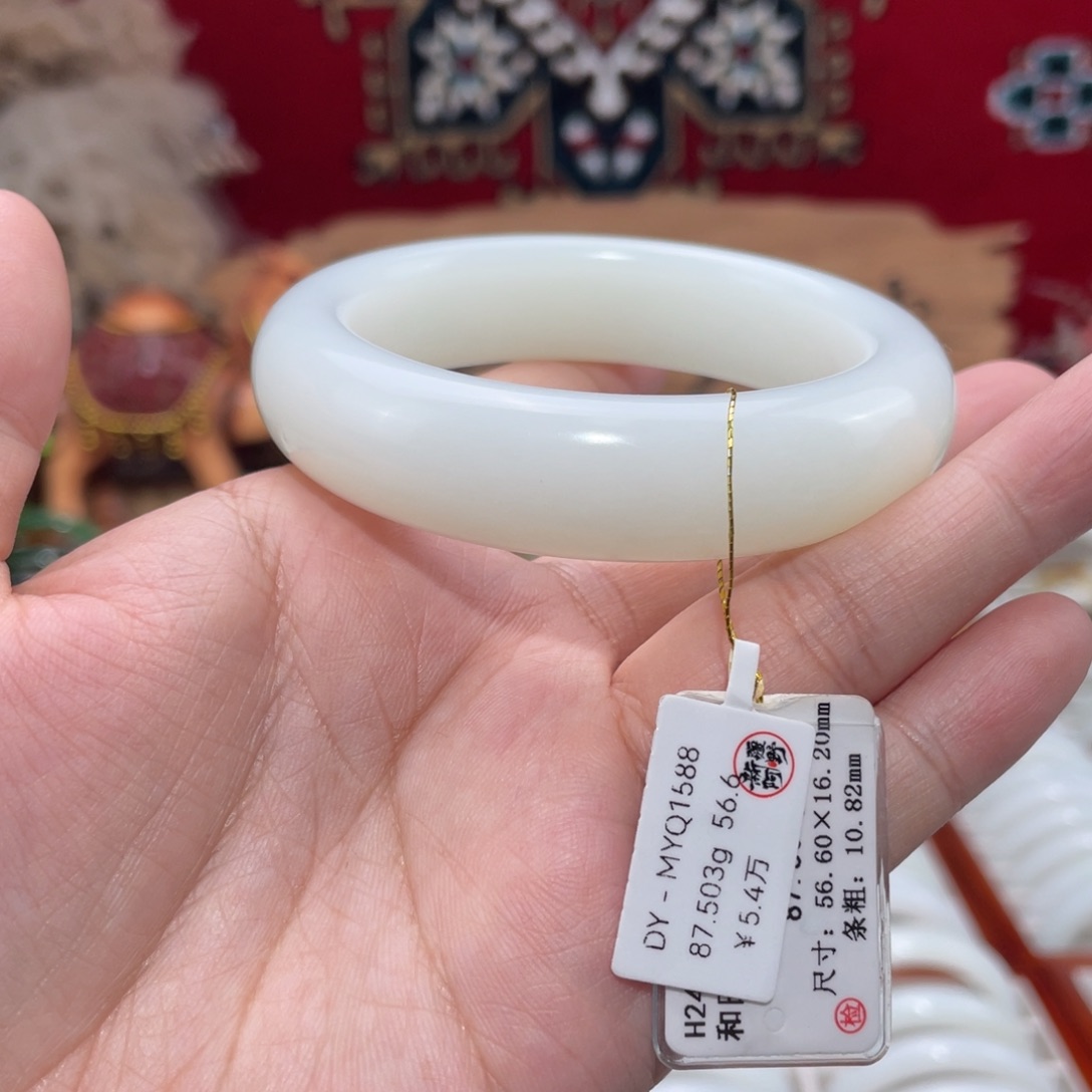 未镶嵌手镯和田玉优雅和田玉手镯