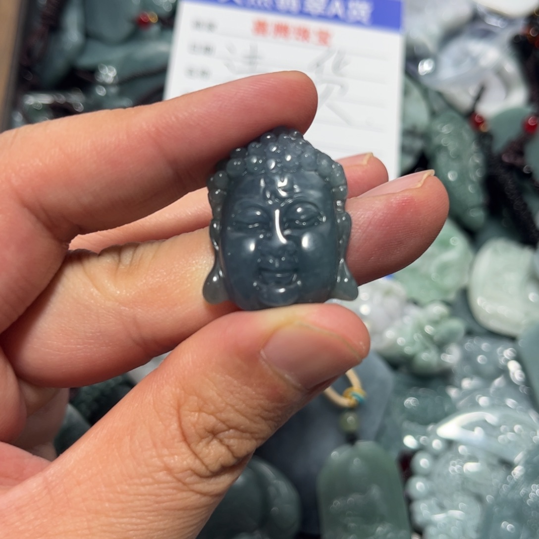 翡翠未镶嵌颈饰佛