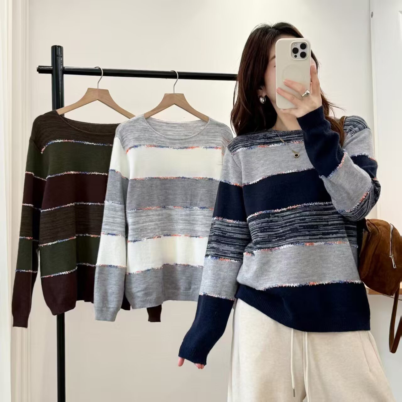 大码女装秋冬新款保暖条纹针织打底衫女洋气上衣百搭时尚宽松毛衣