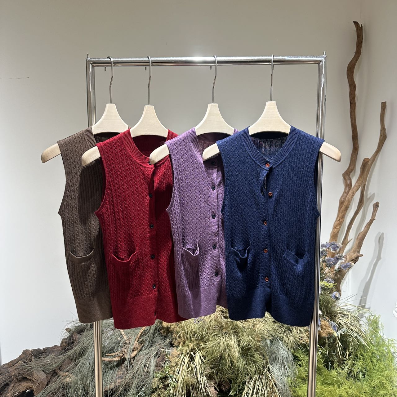 【小黑家】高端羊 M 混纺麻花钩花圆领纯色极简百搭背心马甲 81006