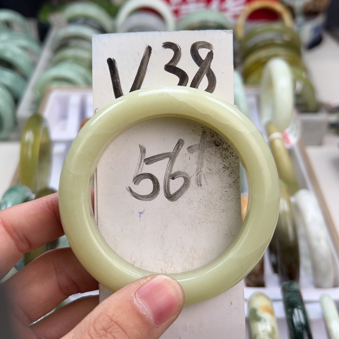 岫玉手镯未镶嵌天然岫玉微瑕，可以正常佩戴