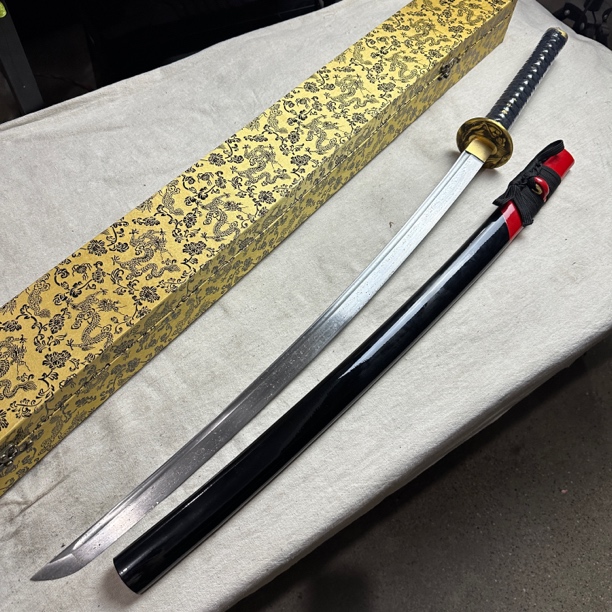 2360 龙泉昊天宝剑武士刀花纹钢铜盘漆鞘鱼皮柄未开刃