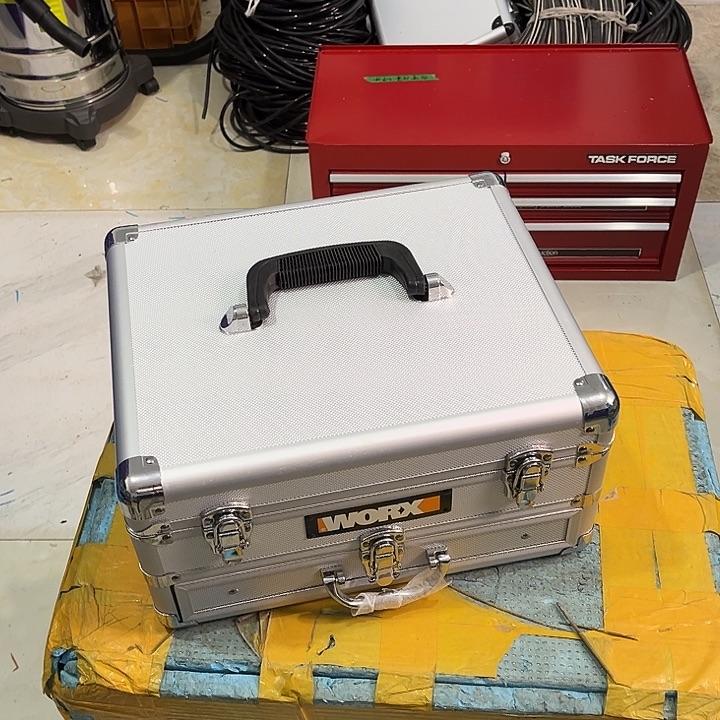 喵***郎厚款手提箱子一个