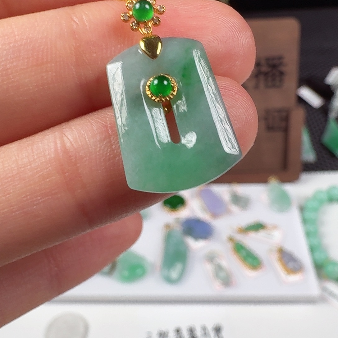 翡翠18K金镶嵌颈饰