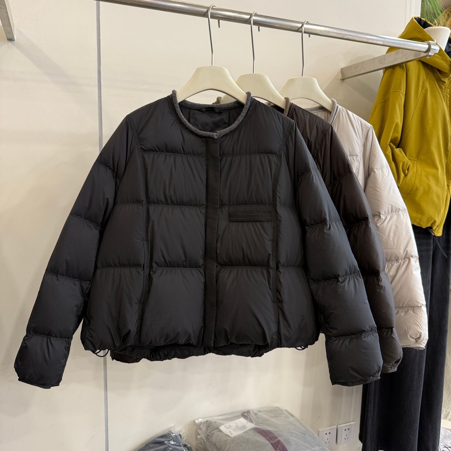 轻薄羽绒服女短款2025春秋冬季新款韩版时尚圆领白鸭绒洋气薄款潮