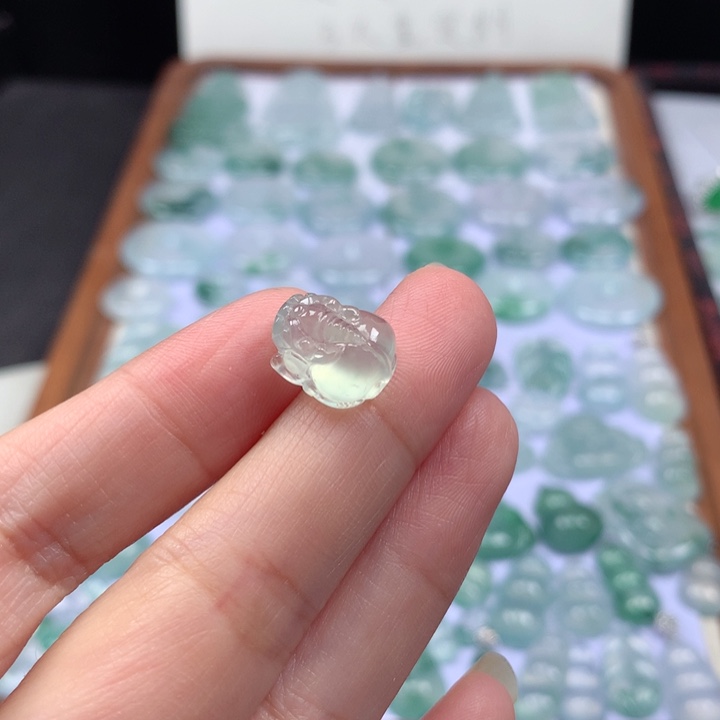 颈饰未镶嵌翡翠高冰貔貅