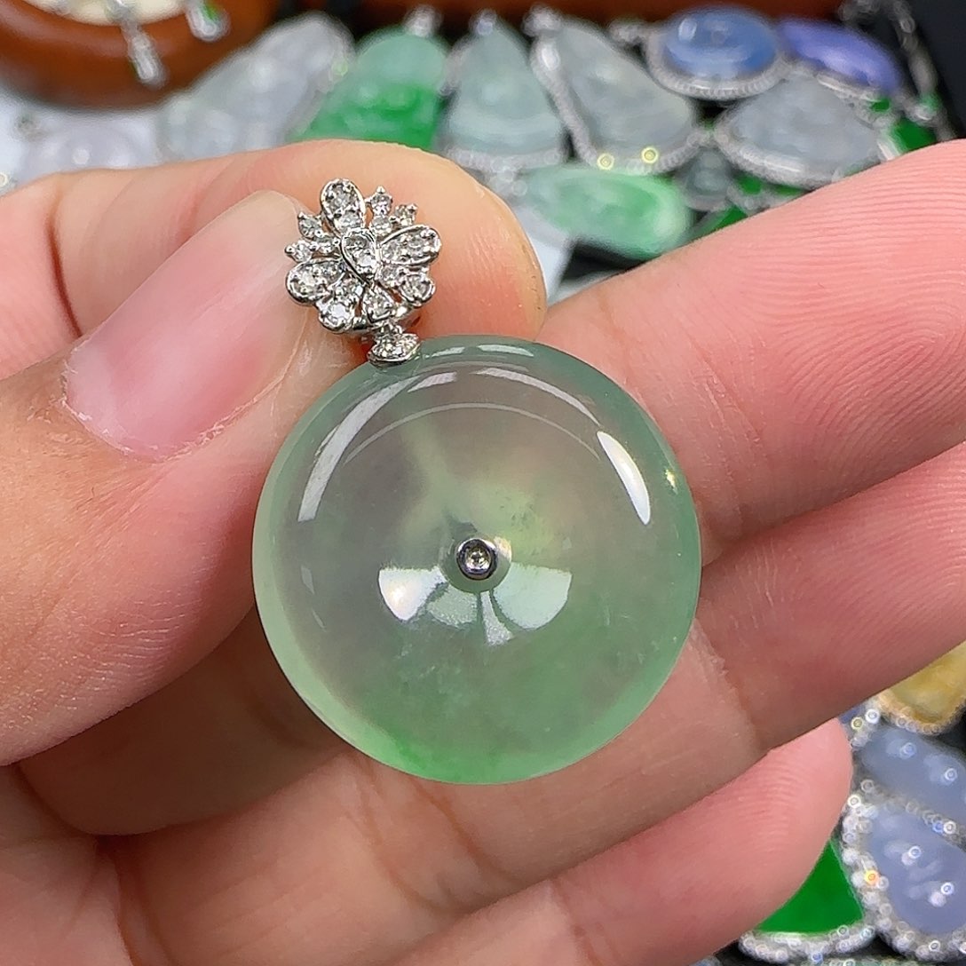 翡翠18K金镶嵌颈饰阳**后天然翡翠