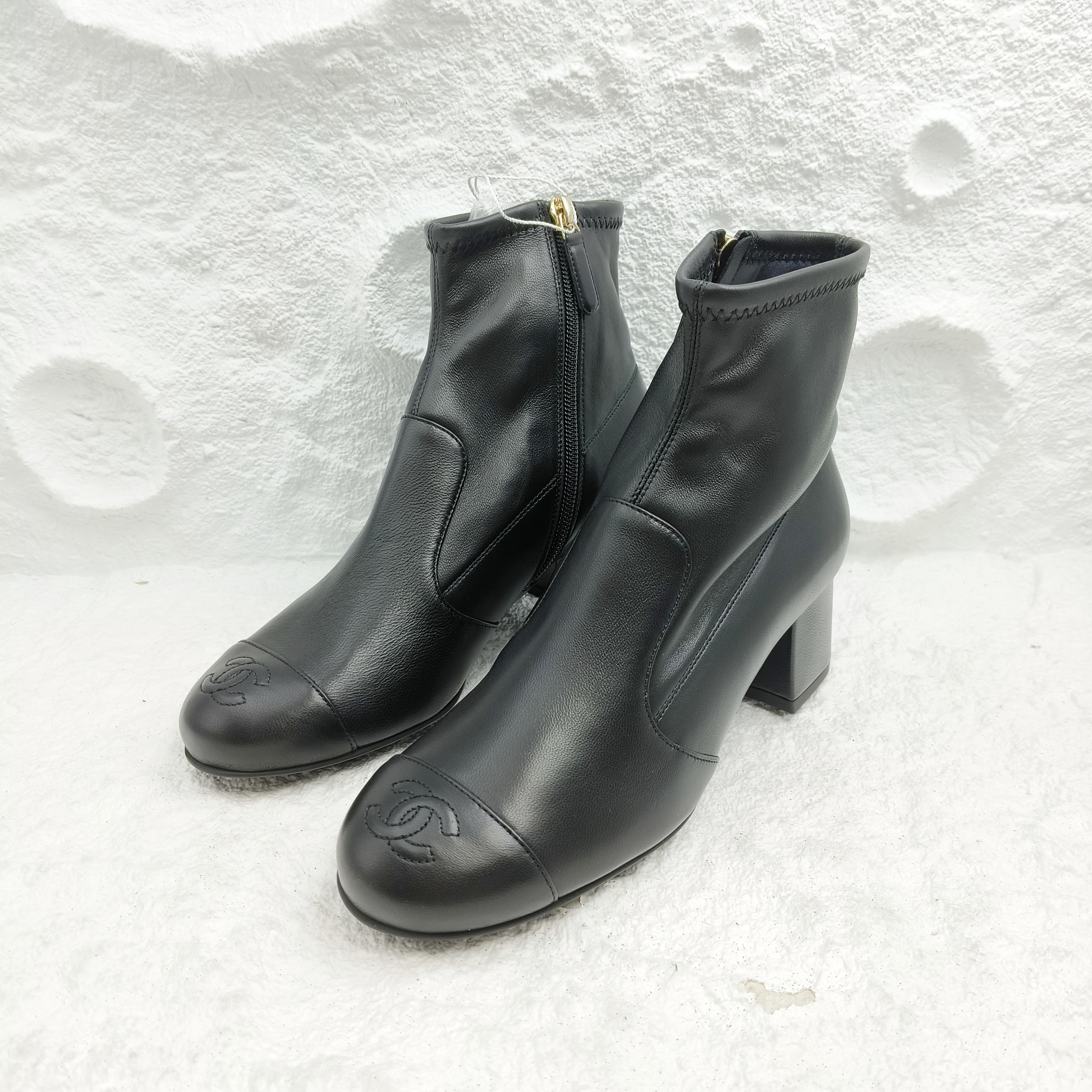 未使用 Chanel/香奈儿 经典黑色短靴/36.5码/A3482