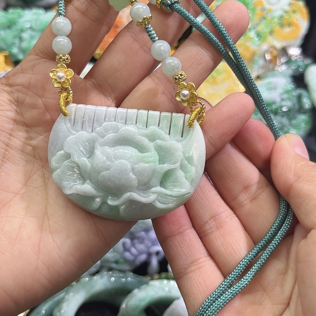 翡翠未镶嵌颈饰待编织