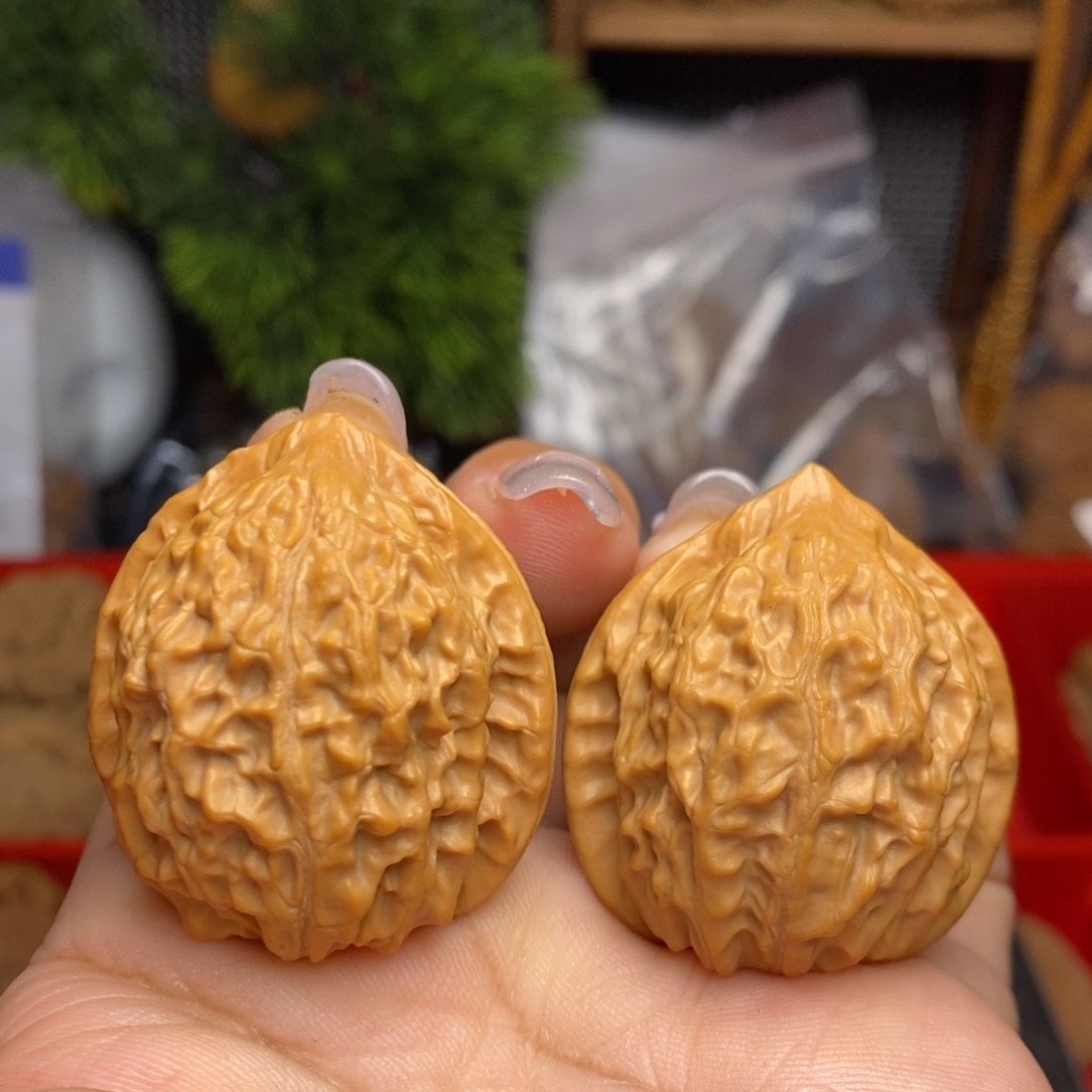 文玩核桃吊坠金牛。边35。丹