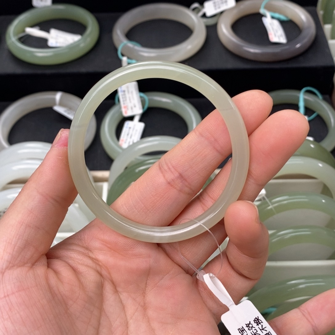 和田玉手镯未镶嵌53.54微瑕