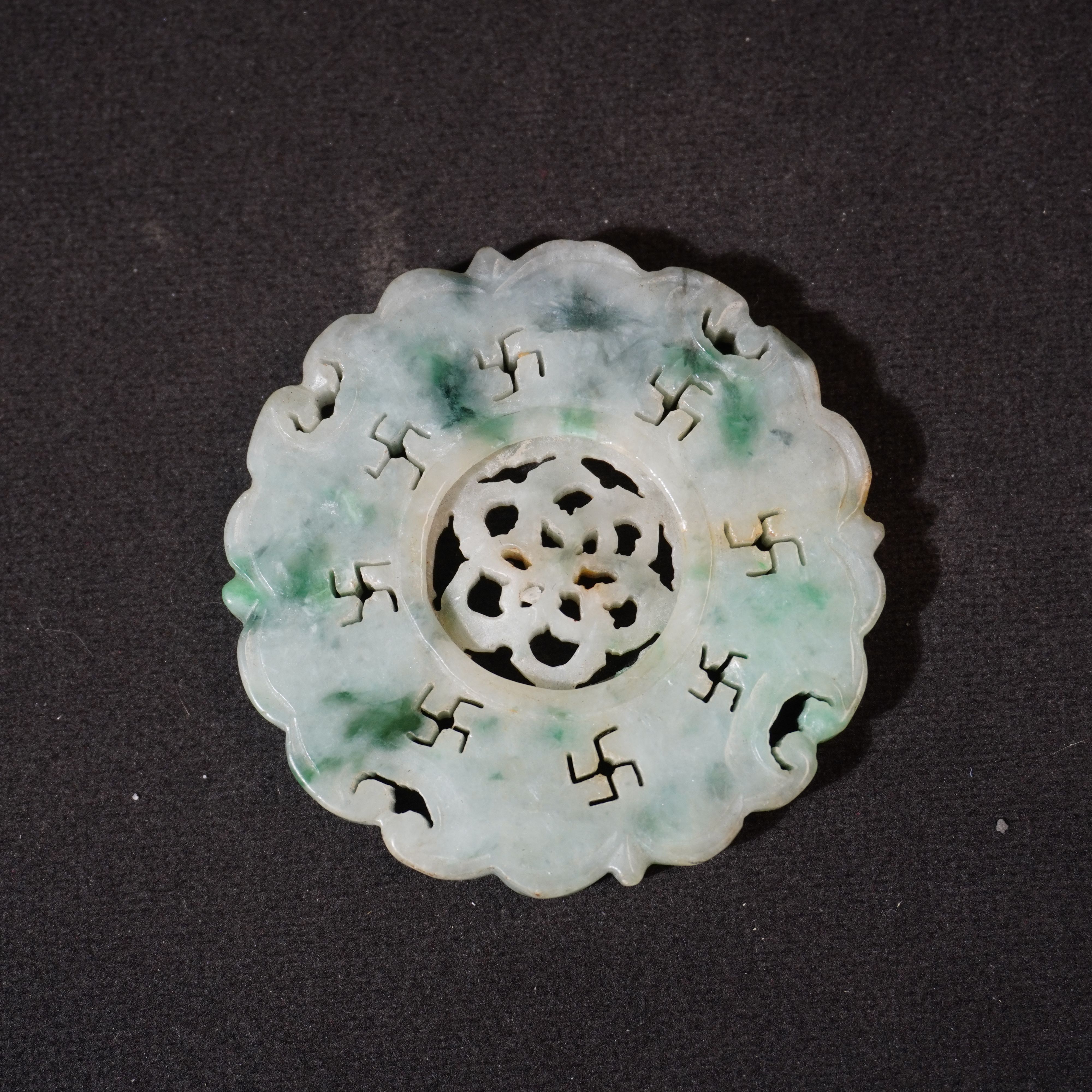 8NU32  清 翡翠卐字转心佩