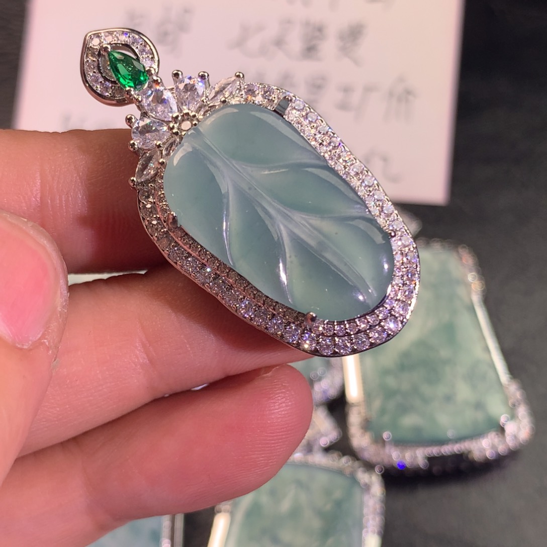 翡翠颈饰未镶嵌叶子