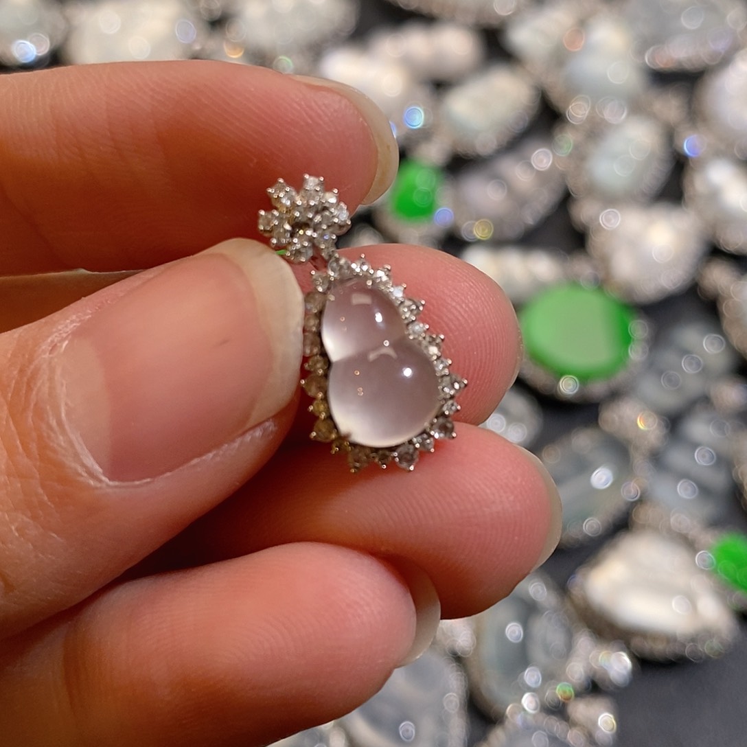 翡翠颈饰18K金镶嵌百搭扣