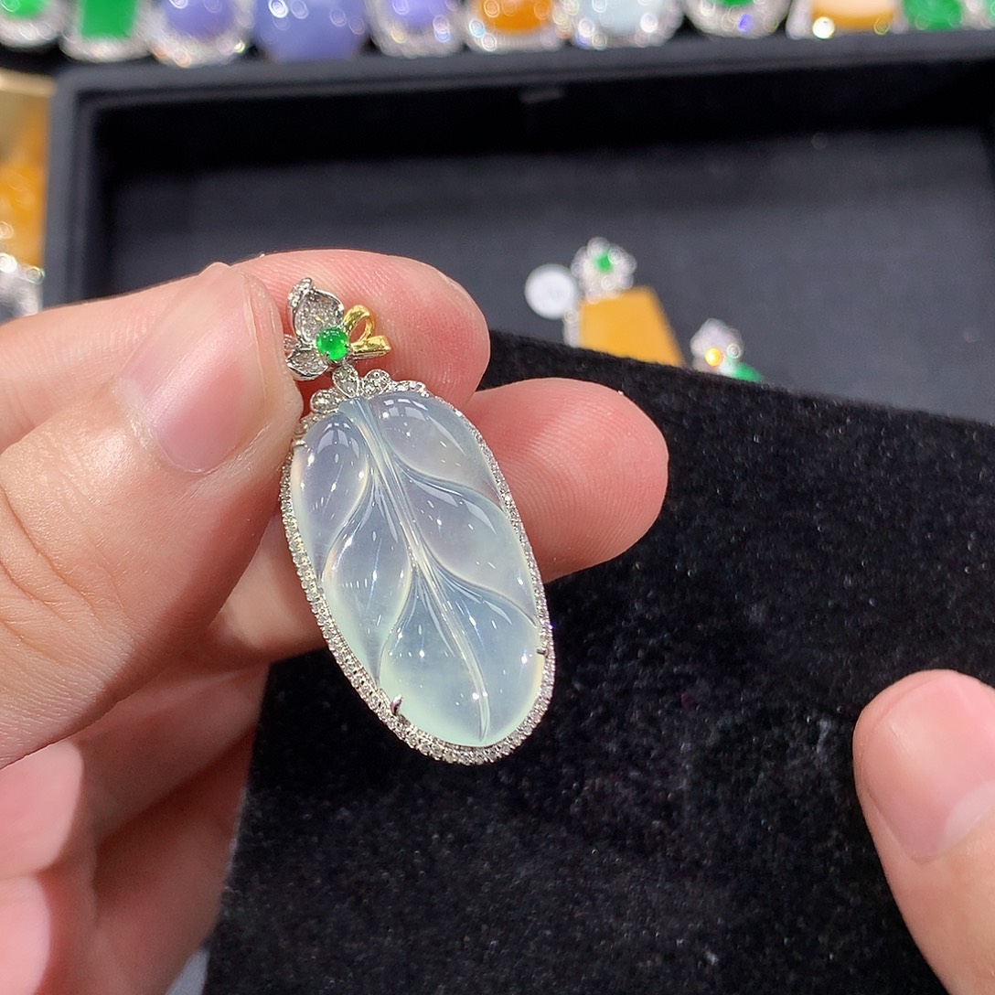 翡翠18K金镶嵌颈饰