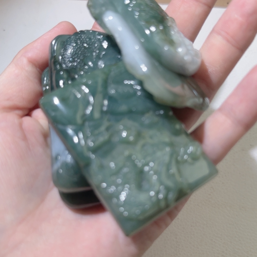 鲸***说翡翠未镶嵌颈饰翡翠