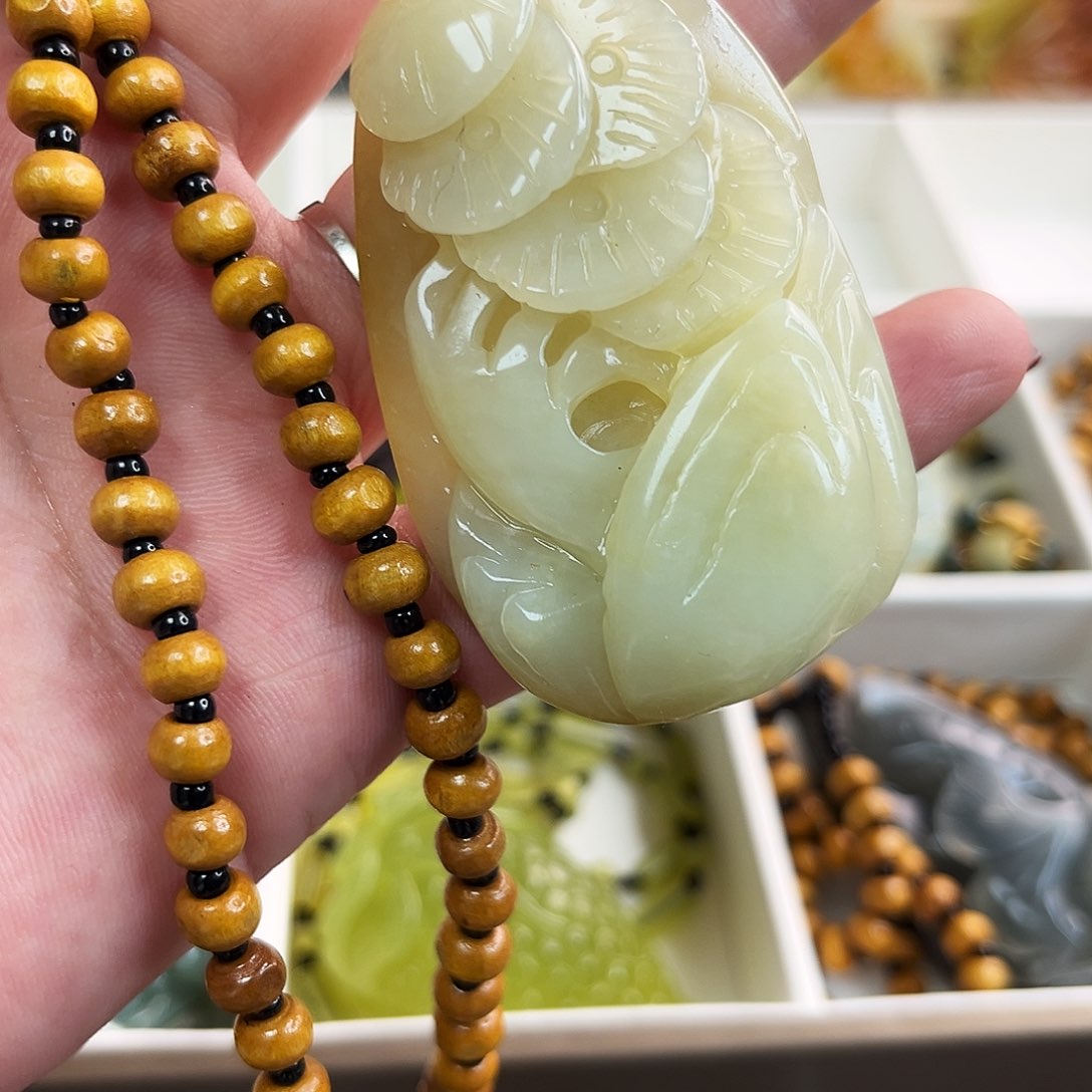 蛇纹石玉颈饰未镶嵌