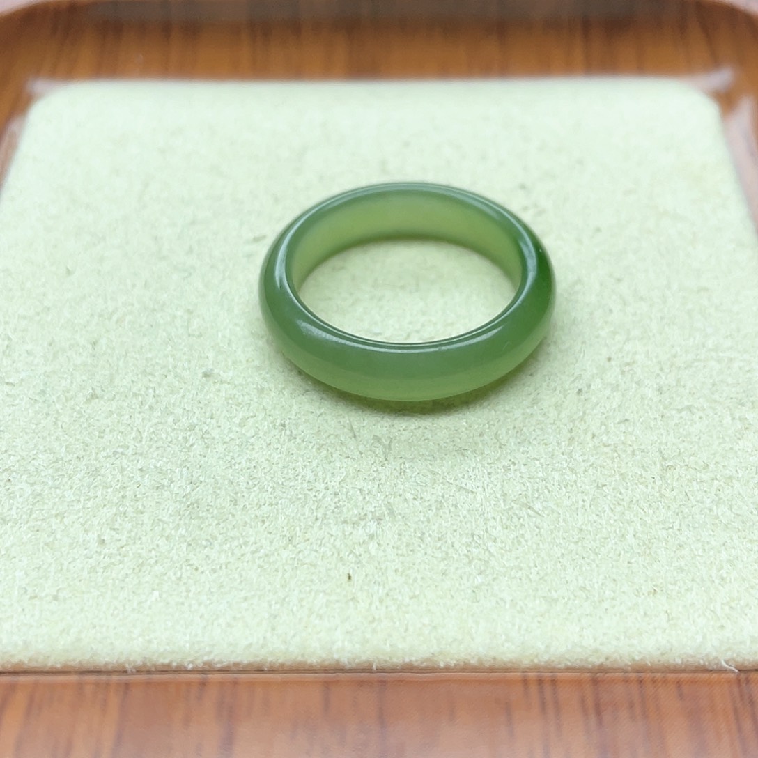 和田玉戒指未镶嵌果绿无黑点20号