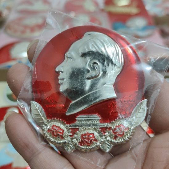 鼎***其他普通金属圆形红色人物像章