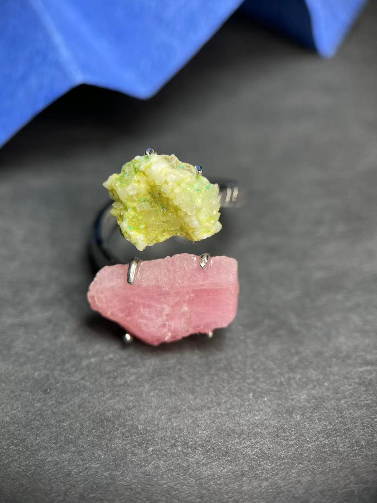 复古天然粉碧玺的蓝铜矿与孔雀石共生开口双花戒
