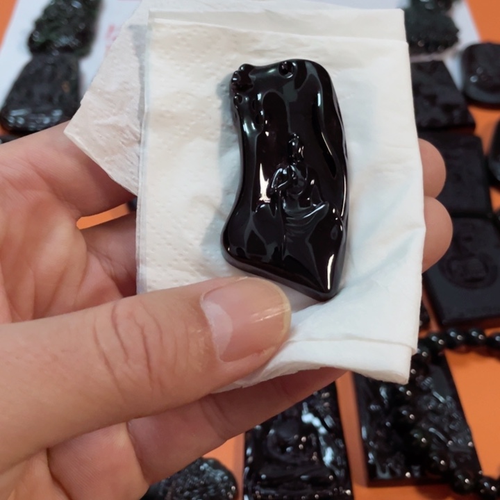 翡翠颈饰未镶嵌卿