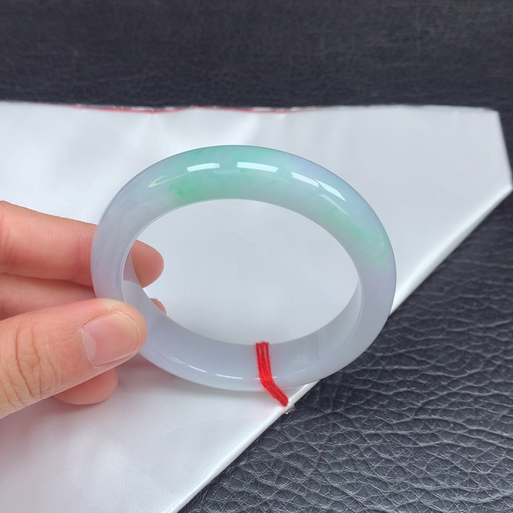 翡翠手镯未镶嵌。