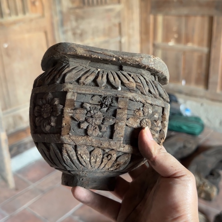 止***戈香榧木香樟木木雕一个