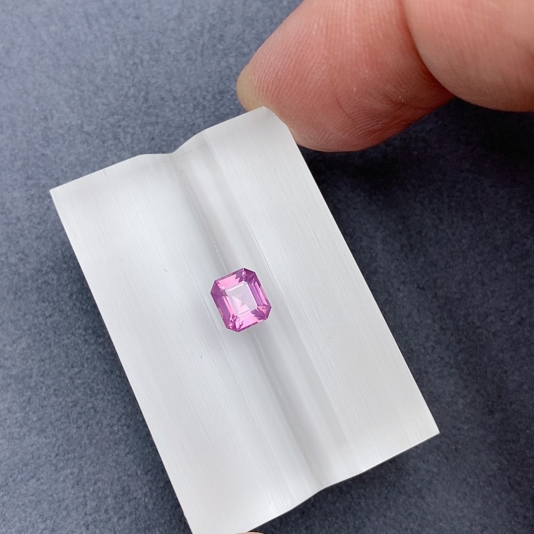 尖晶石裸石未镶嵌1.07ct马亨盖