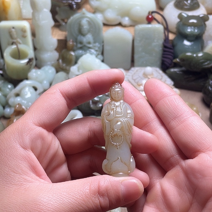 和田玉颈饰未镶嵌困***着