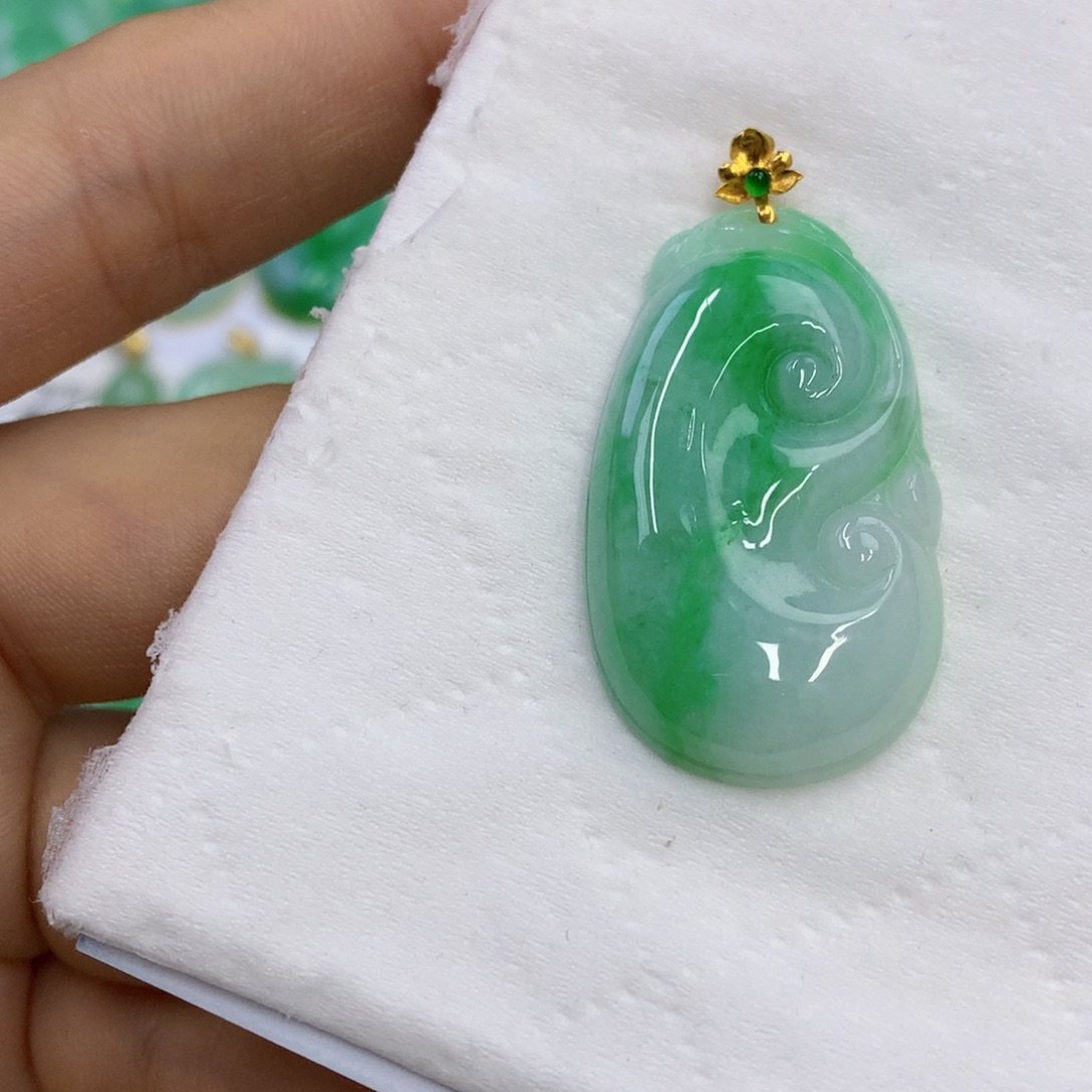 翡翠18K金镶嵌颈饰