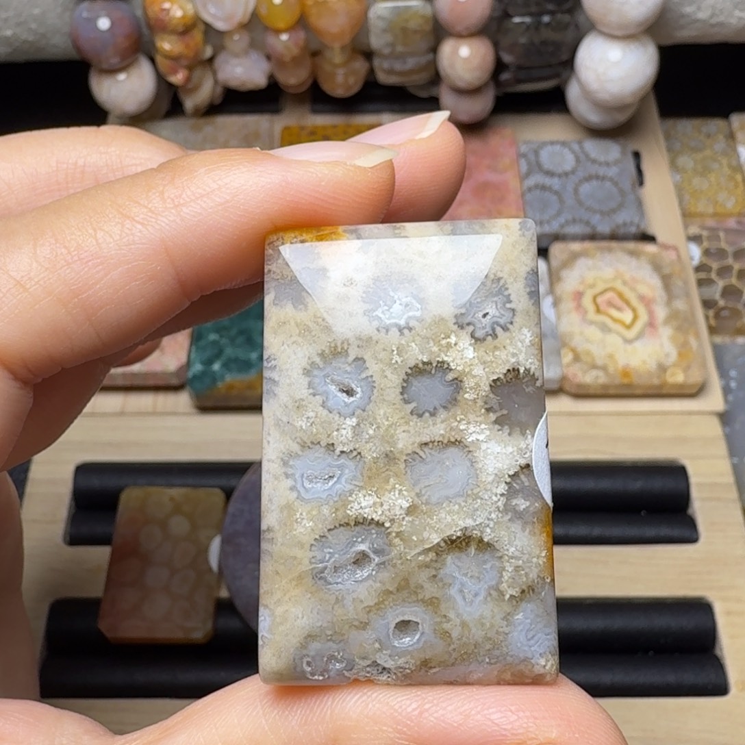 石英质玉未镶嵌水母花纹，有纹裂特价