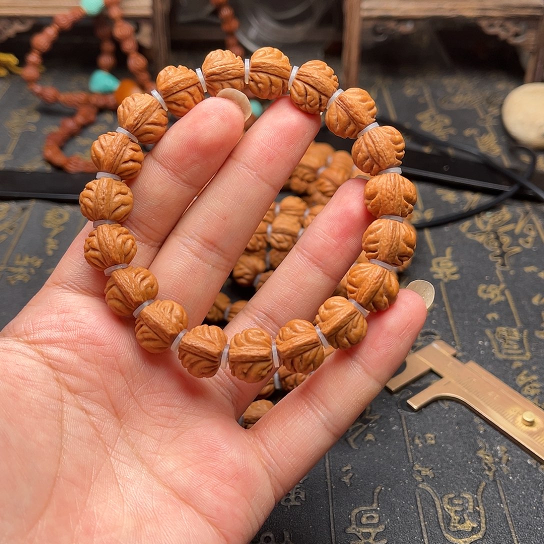 吊坠桃核赤金风雨手串