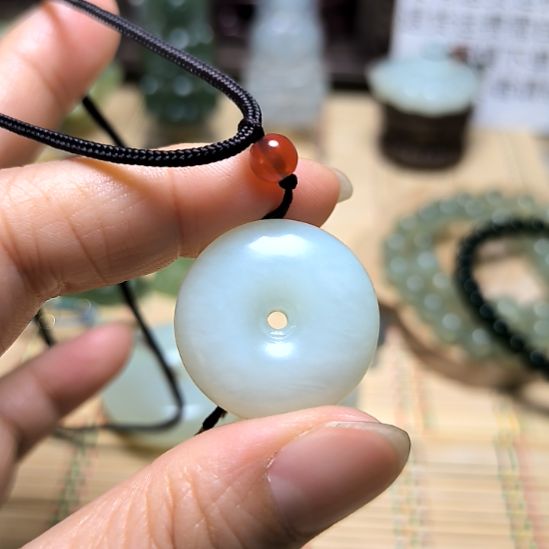 恩***亲蛇纹石玉未镶嵌颈饰