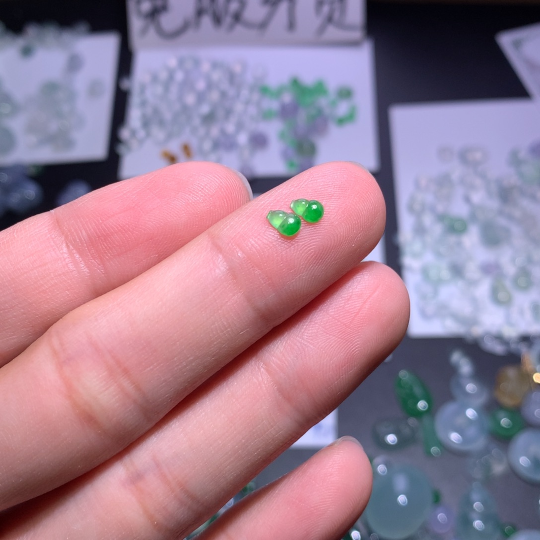 翡翠未镶嵌颈饰葫芦