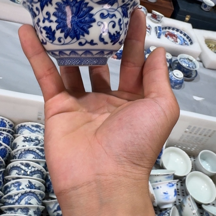 青花缠枝莲压手杯全