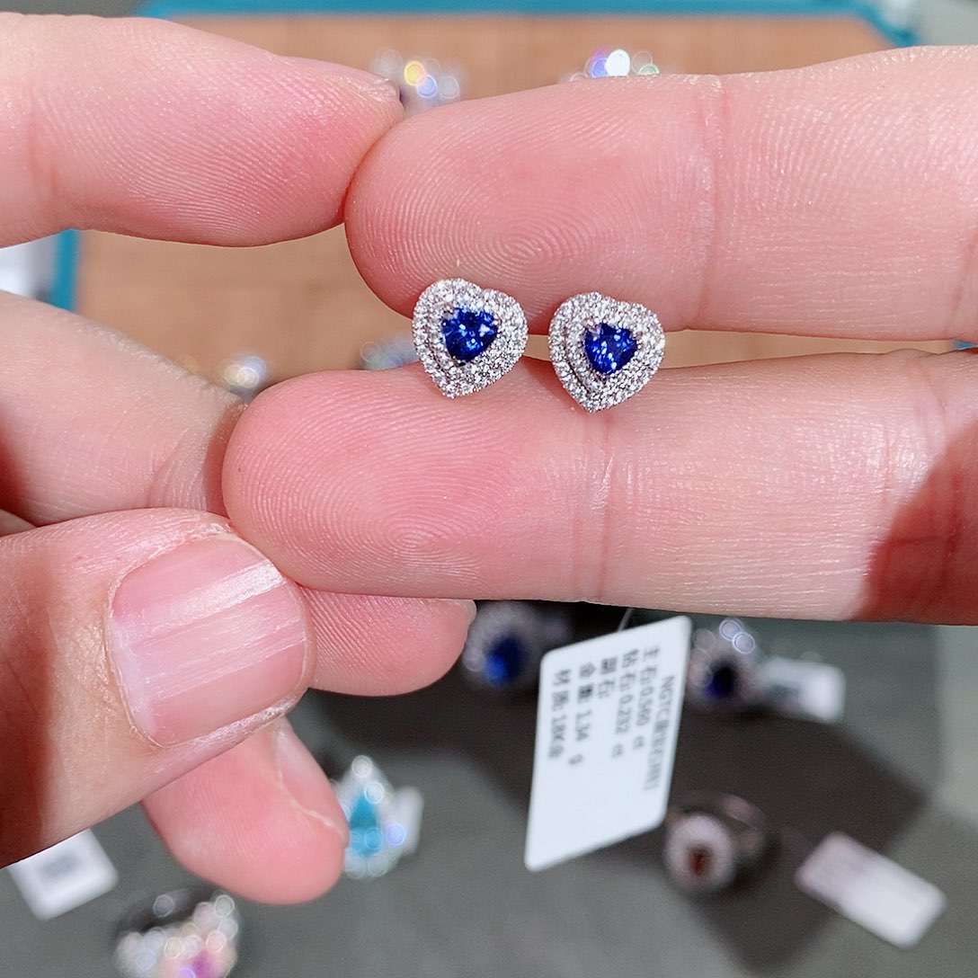 蓝宝石耳饰18K金镶嵌0.56克拉