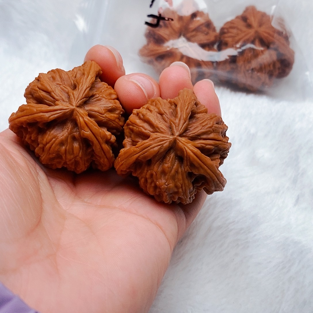 ****默文玩核桃吊坠三棱