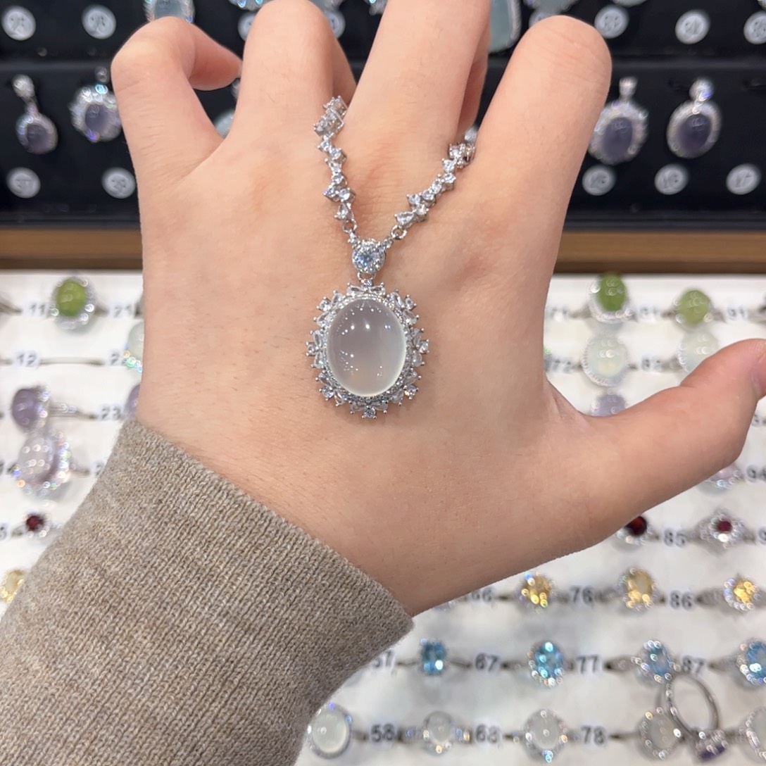 刘***y岫玉银S925镶嵌颈饰