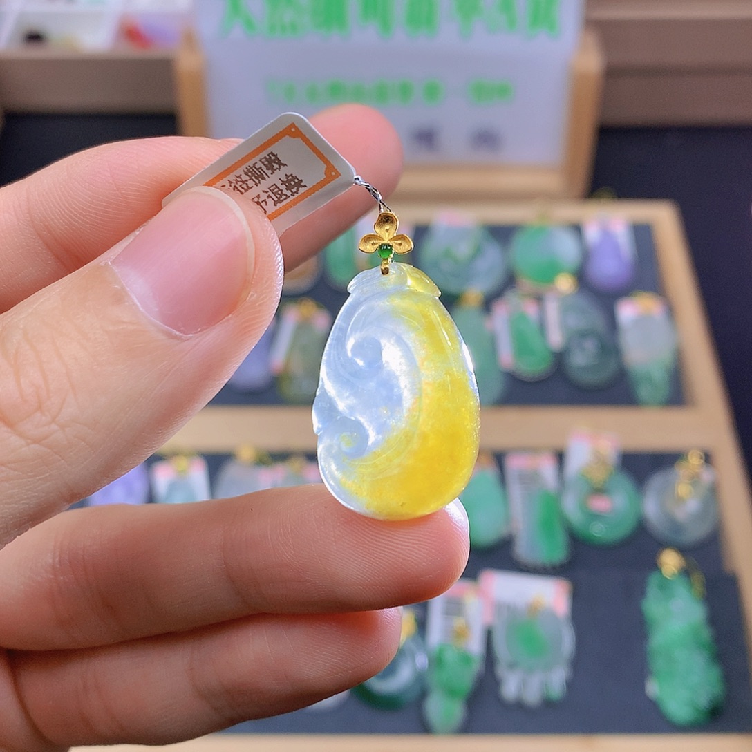翡翠18K金镶嵌颈饰翡翠