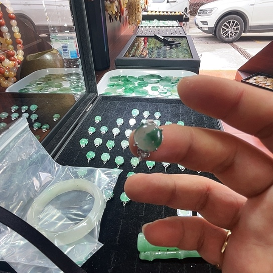 石英质玉（非洲翠）合金颈饰