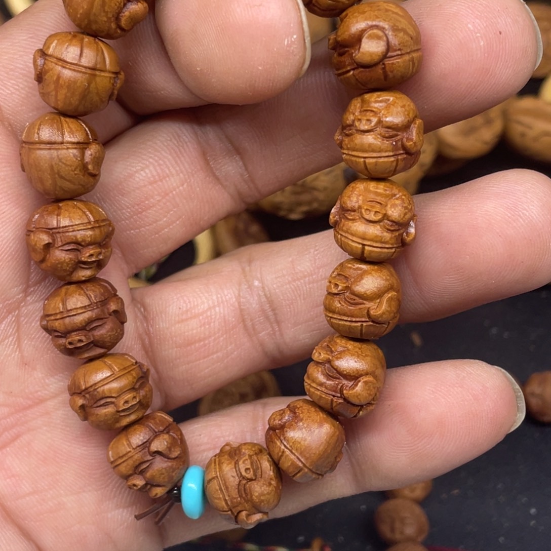 龙纹桃核雕刻小猪