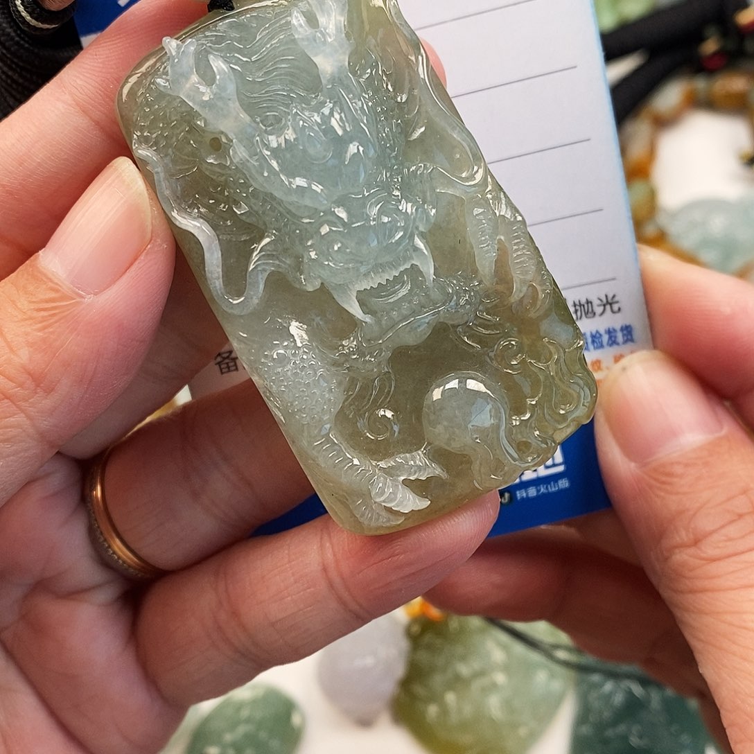 翡翠未镶嵌颈饰龙牌