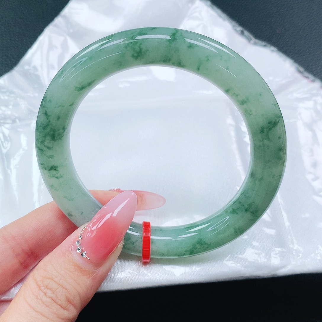 翡翠手镯未镶嵌54圈