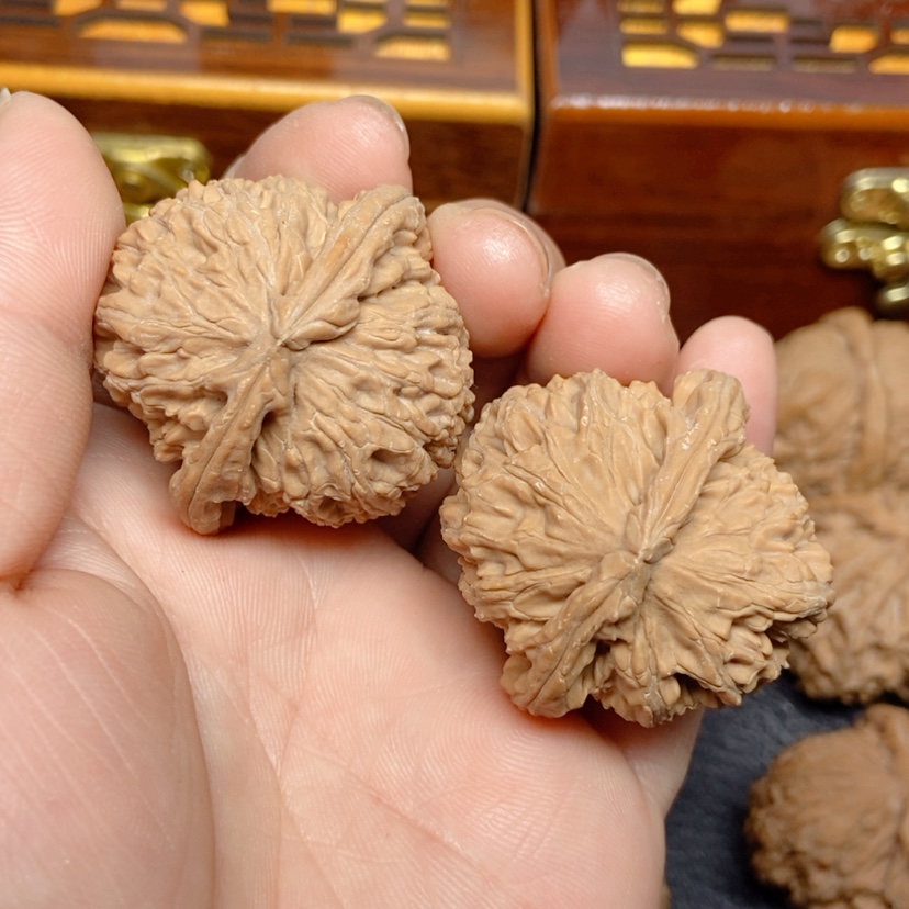 【闪购商品】文玩核桃吊坠三角39白狮子