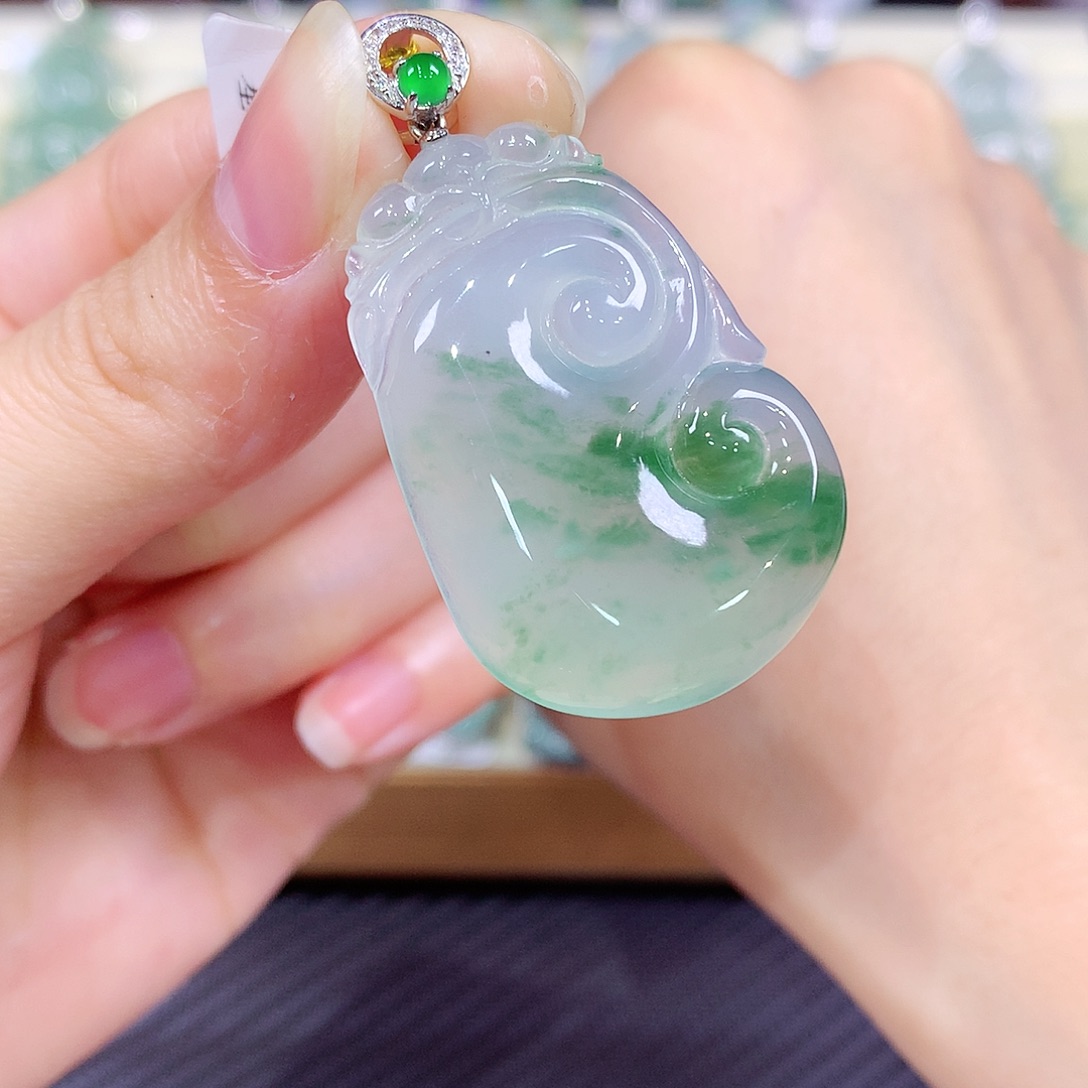 翡翠18K金镶嵌颈饰如意