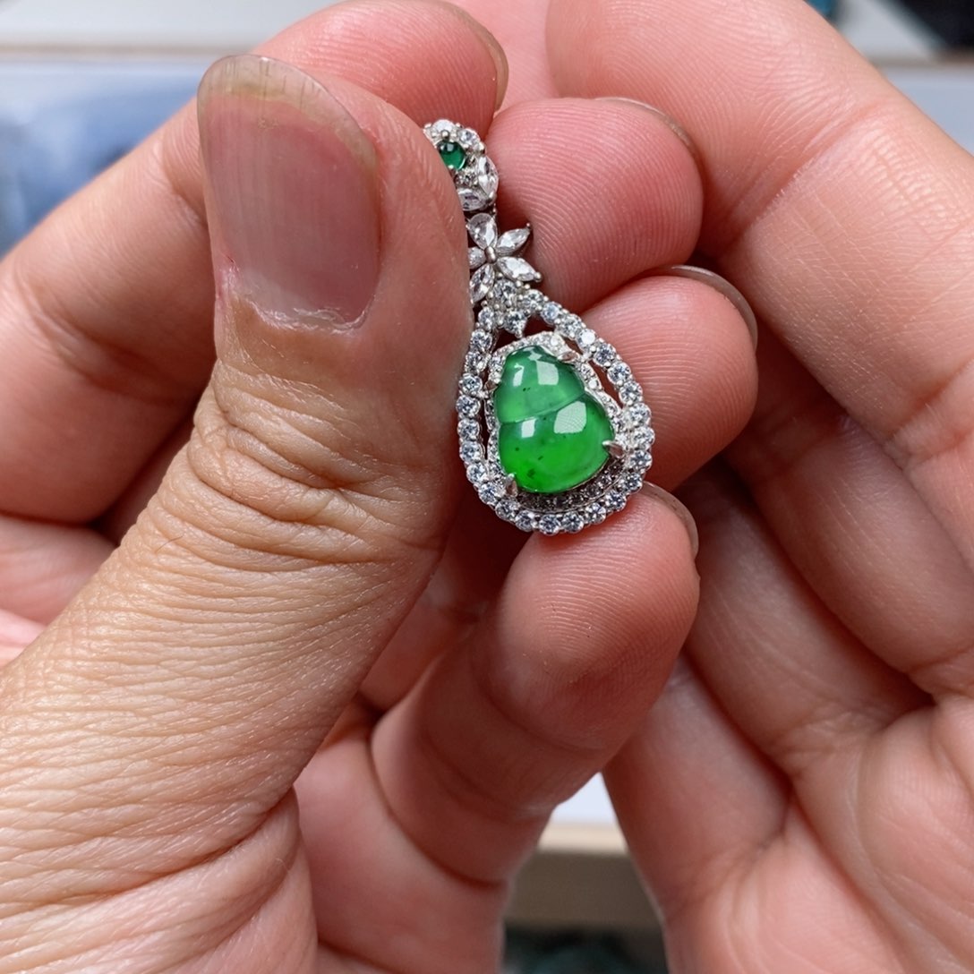 翡翠颈饰未镶嵌………