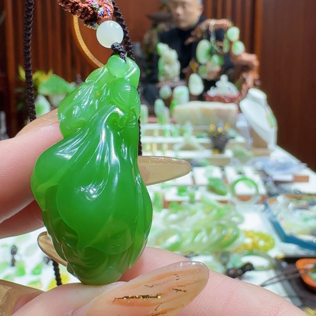和田玉果绿玉兰花未镶嵌