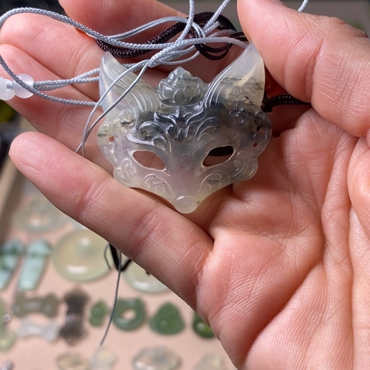 蛇纹石玉颈饰未镶嵌